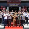 Pj Bupati Kuningan berfoto bersama didepan gedung Tatag Trawang Tungga, Polres Kuningan.